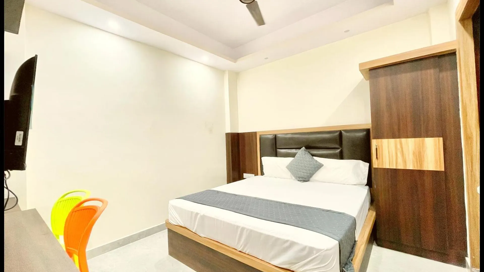 Hotel Laxmi ! Vilas Near Kashi Vishwanath Temple Varanasi