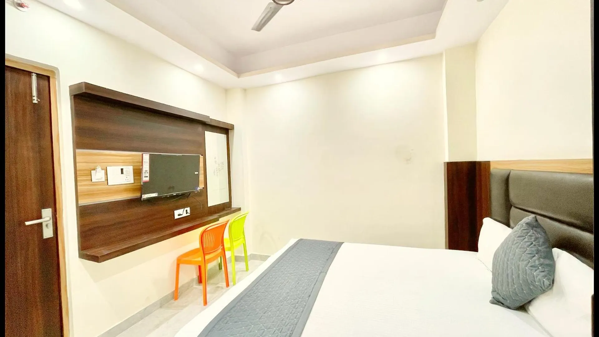 Hotel Laxmi ! Vilas Near Kashi Vishwanath Temple Varanasi